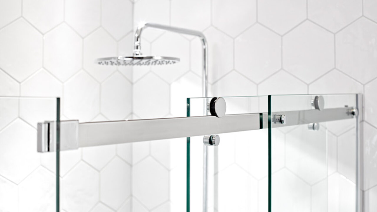 Alla detaljer för duschen Aria - väggprofiler, skena, rullhjul och stag - är tillverkade i förkromad aluminium 